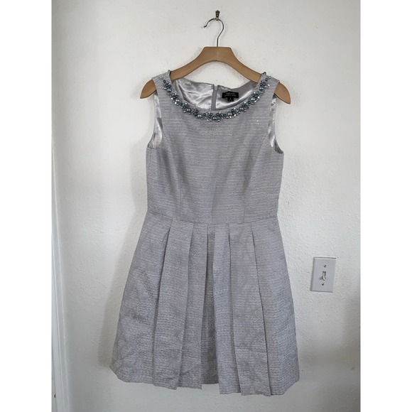 Tahari Dresses & Skirts - Tahari sz 8 Holiday‎ beaded neck sleeveless sparkly  dress
